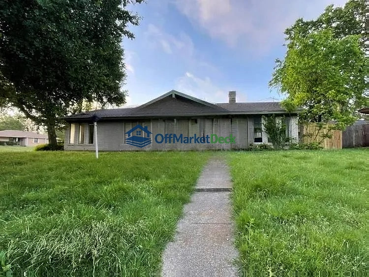Off-market house in Dallas, Texas — 3 beds, 2 baths, $265,000