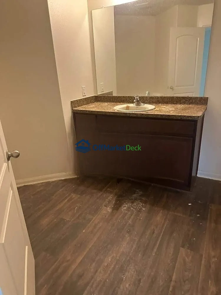 Off-market house in Texas City, Texas — 3 beds, 2 baths, $175,000 — photo 5 of 8