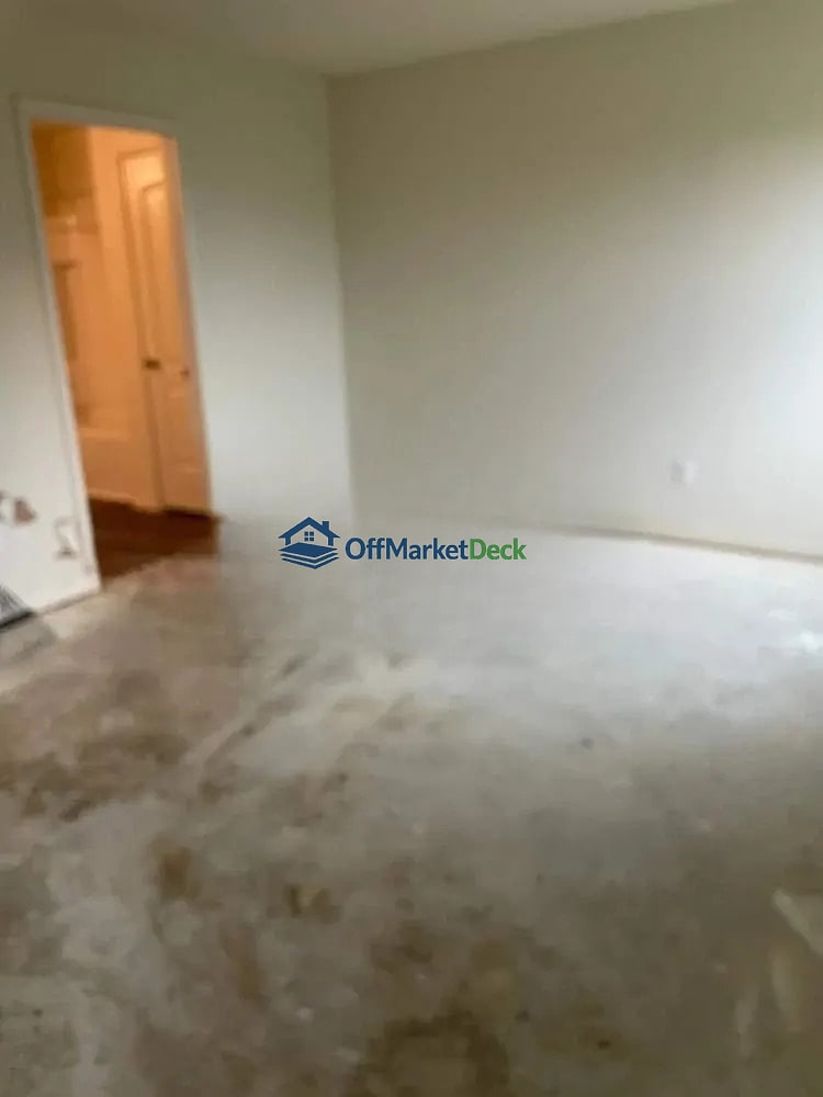 Off-market house in Texas City, Texas — 3 beds, 2 baths, $175,000 — photo 6 of 8