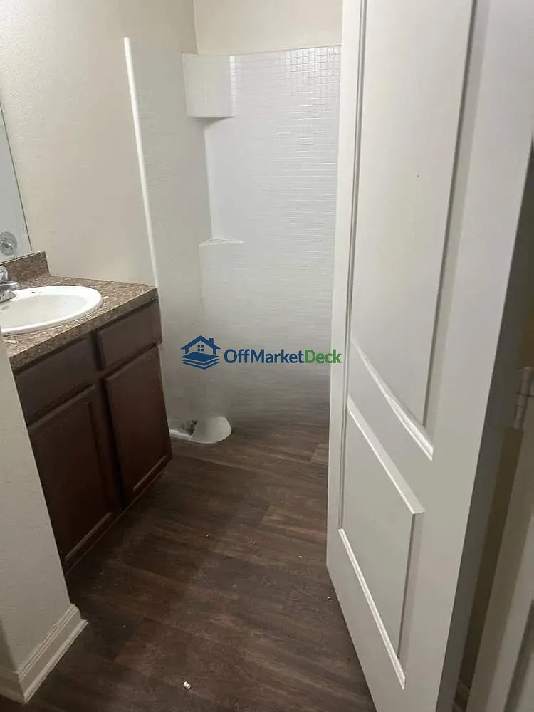 Off-market house in Texas City, Texas — 3 beds, 2 baths, $175,000 — photo 7 of 8