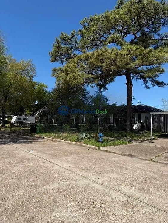 Off-market house in Houston, Texas — 3 beds, 1.5 baths, $130,000 — photo 5 of 8