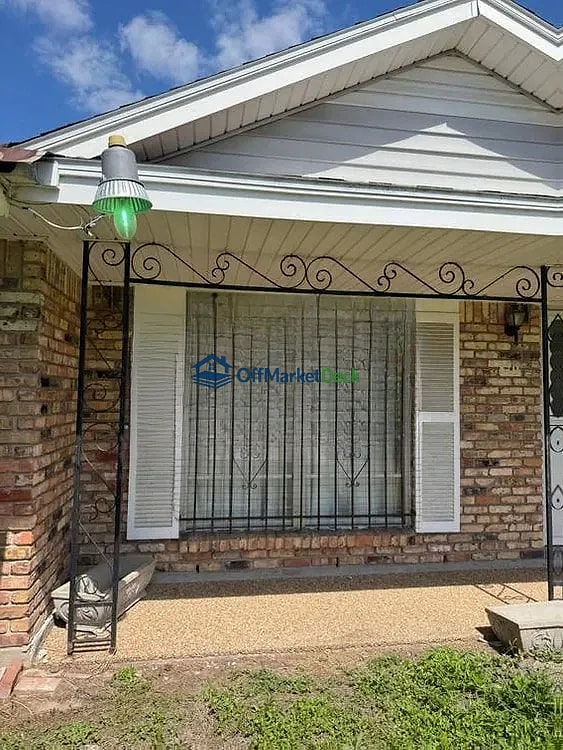 Off-market house in Houston, Texas — 3 beds, 1.5 baths, $130,000 — photo 2 of 8