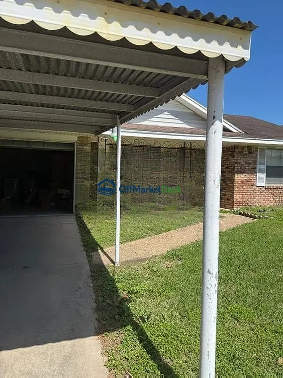 Off-market house in Houston, Texas — 3 beds, 1.5 baths, $130,000 — photo 7 of 8