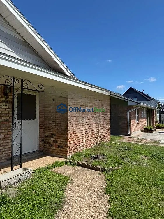 Off-market house in Houston, Texas — 3 beds, 1.5 baths, $130,000 — photo 3 of 8