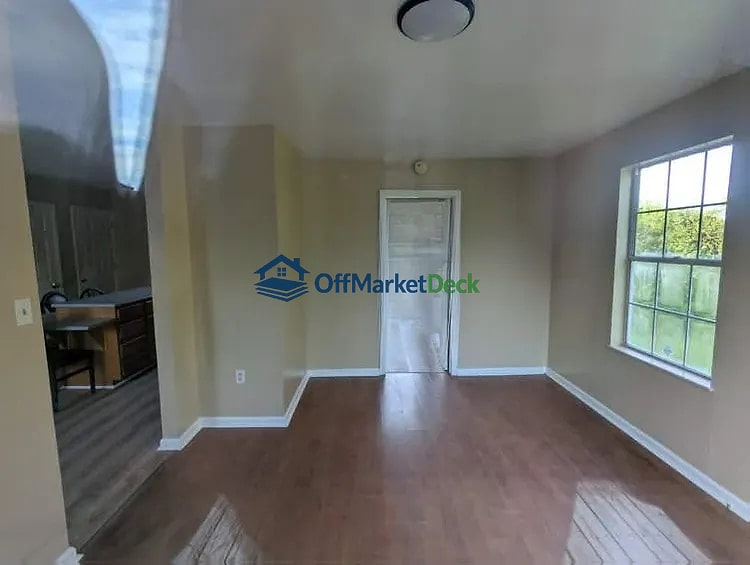 Off-market house in Morristown, Tennessee — 3 beds, 2 baths, $200,000 — photo 3 of 8