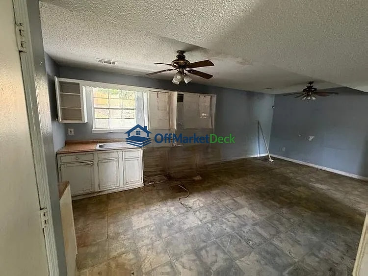 Off-market house in Atlanta, Georgia — 4 beds, 3 baths, $205,000 — photo 8 of 8