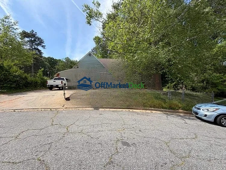 Off-market house in Atlanta, Georgia — 4 beds, 3 baths, $205,000 — photo 2 of 8