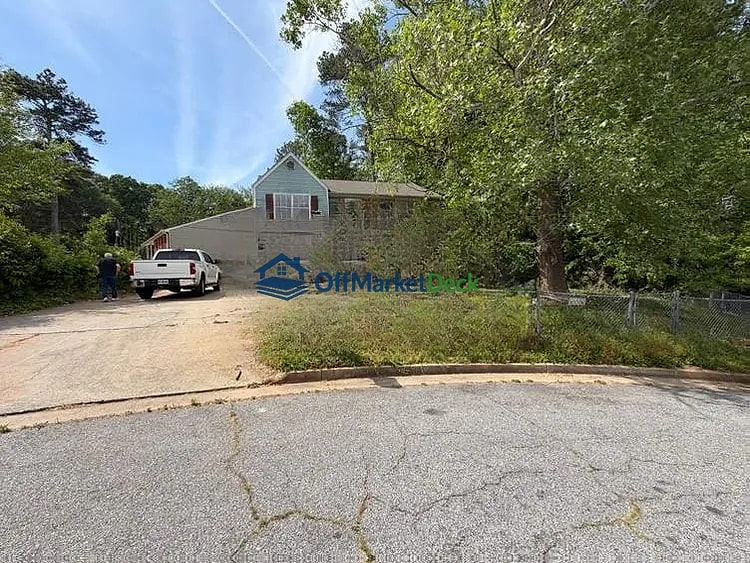 Off-market house in Atlanta, Georgia — 4 beds, 3 baths, $205,000 - Blurred background Image