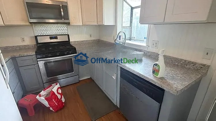 Off-market house in Sacramento, California — 3 beds, 2 baths, $349,000 — photo 7 of 8