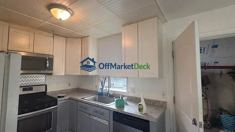 Off-market house in Sacramento, California — 3 beds, 2 baths, $349,000 — photo 6 of 8