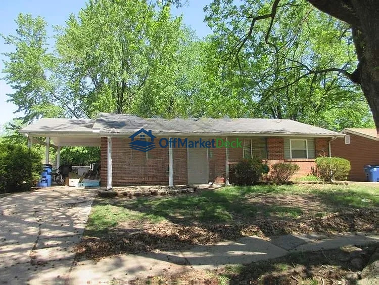 Off-market house in Florissant, Missouri — 4 beds, 2 baths, $135,000 — photo 2 of 8