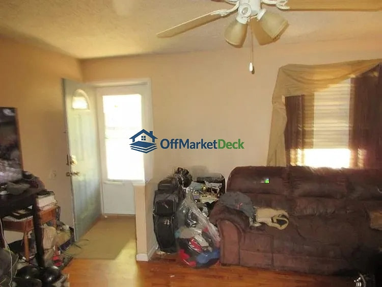 Off-market house in Florissant, Missouri — 4 beds, 2 baths, $135,000 — photo 6 of 8