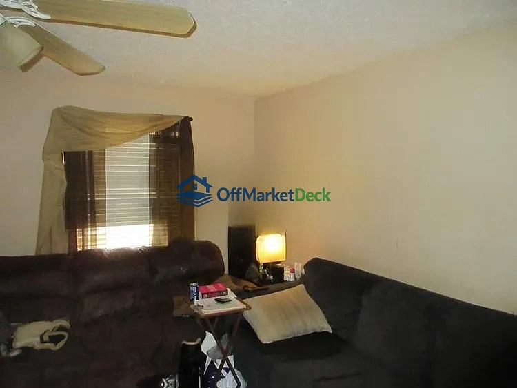 Off-market house in Florissant, Missouri — 4 beds, 2 baths, $135,000 — photo 7 of 8