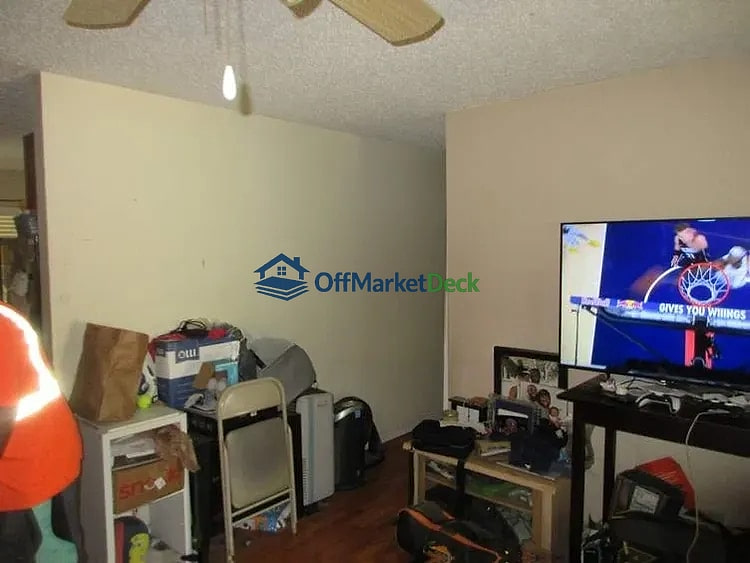 Off-market house in Florissant, Missouri — 4 beds, 2 baths, $135,000 — photo 4 of 8