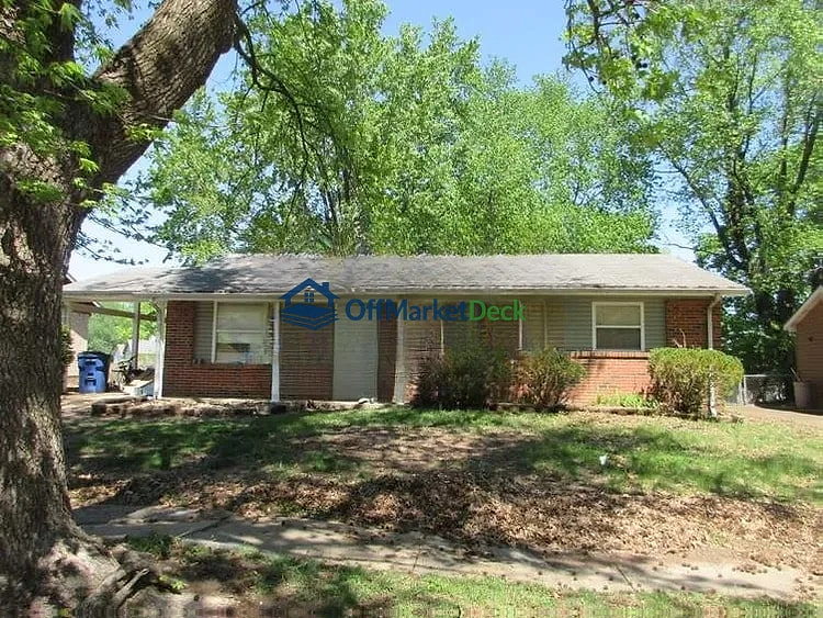 Off-market house in Florissant, Missouri — 4 beds, 2 baths, $135,000 - Blurred background Image