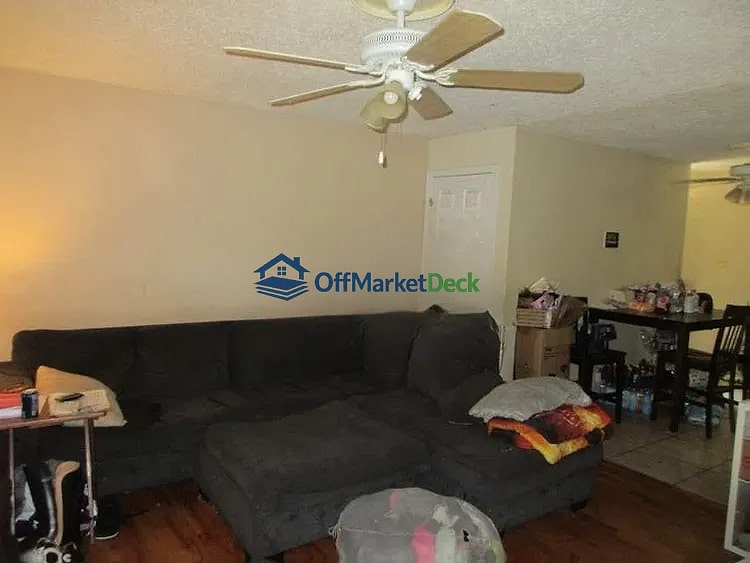 Off-market house in Florissant, Missouri — 4 beds, 2 baths, $135,000 — photo 3 of 8