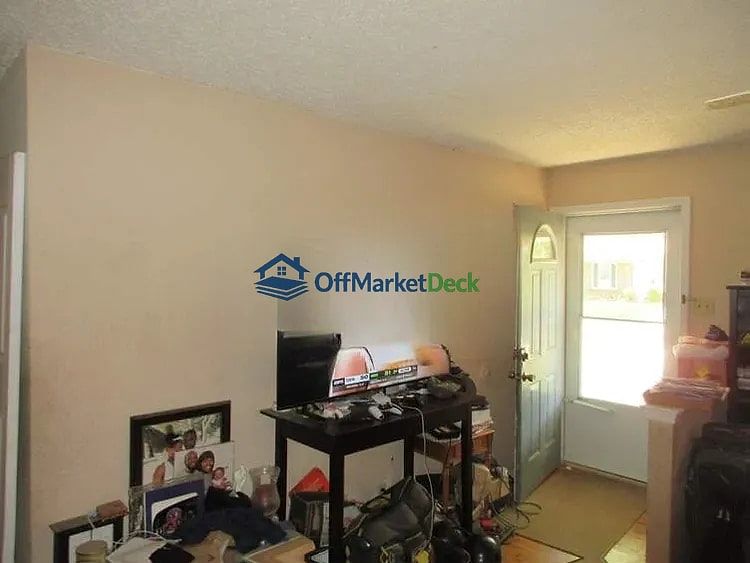 Off-market house in Florissant, Missouri — 4 beds, 2 baths, $135,000 — photo 8 of 8