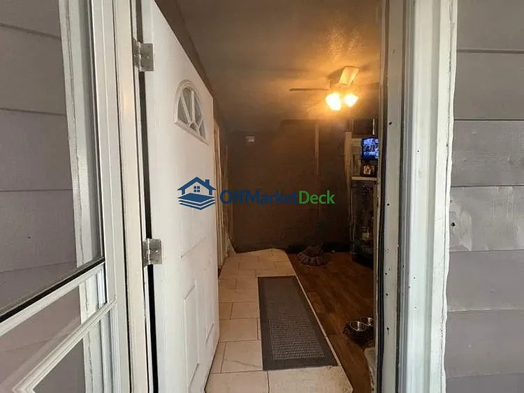 Off-market house in Cleveland, Ohio — 4 beds, 1 bath, $70,000 - Blurred background Image