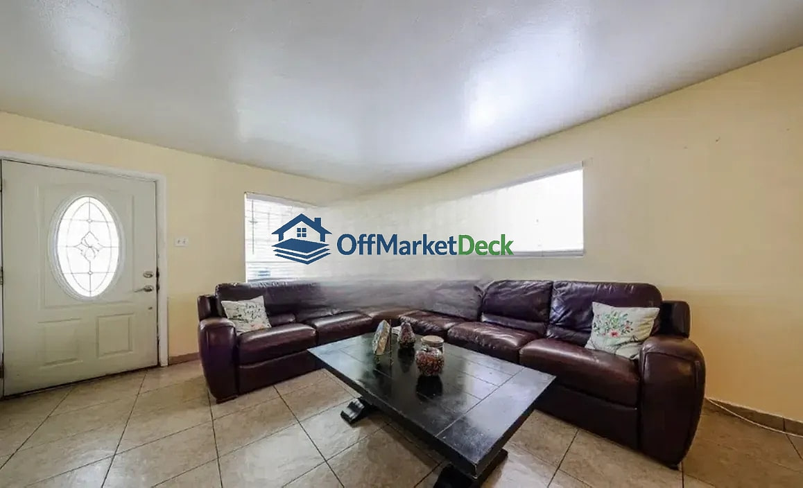 Off-market house in Phoenix, Arizona — 4 beds, 2 baths, $369,990 — photo 4 of 8