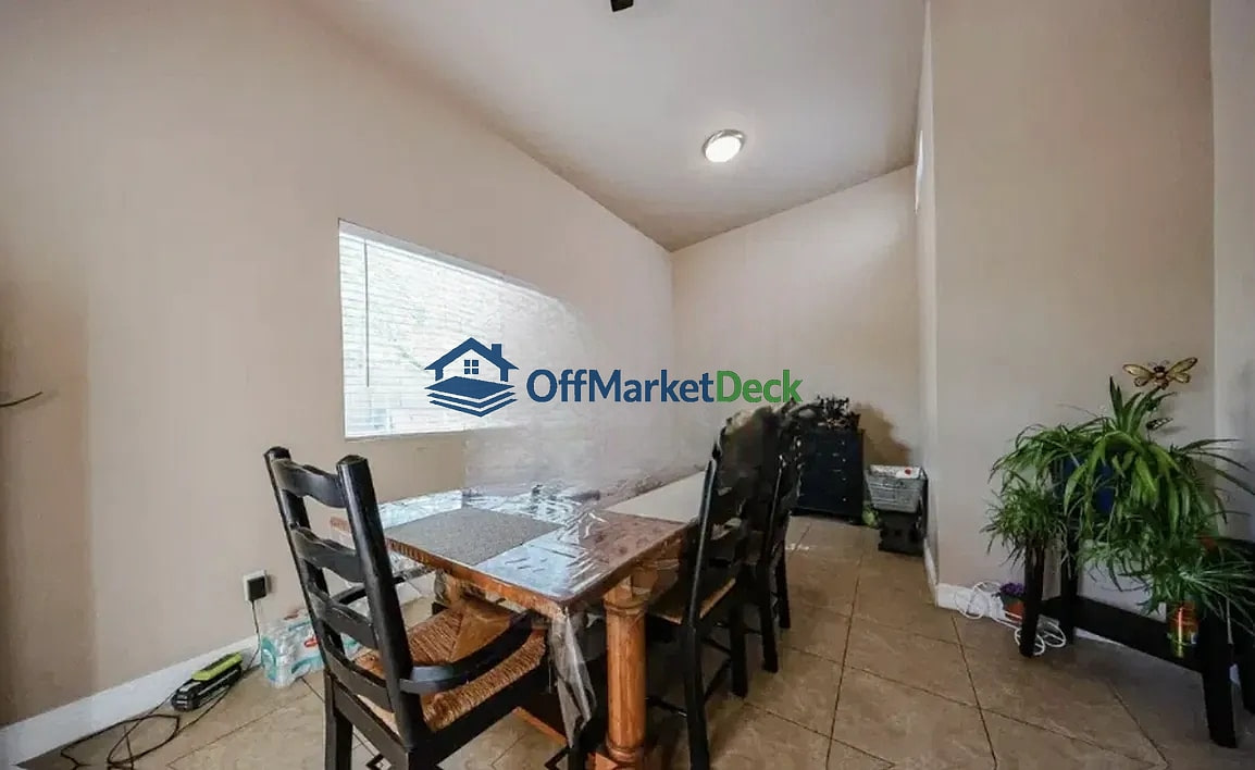 Off-market house in Phoenix, Arizona — 4 beds, 2 baths, $369,990 — photo 6 of 8