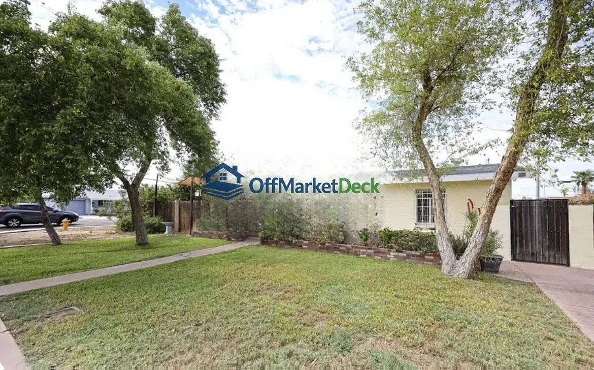 Off-market house in Phoenix, Arizona — 4 beds, 2 baths, $369,990 - Blurred background Image