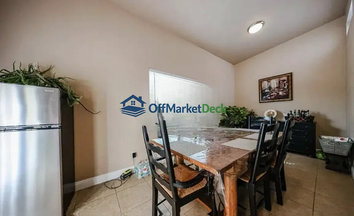 Off-market house in Phoenix, Arizona — 4 beds, 2 baths, $369,990 — photo 7 of 8