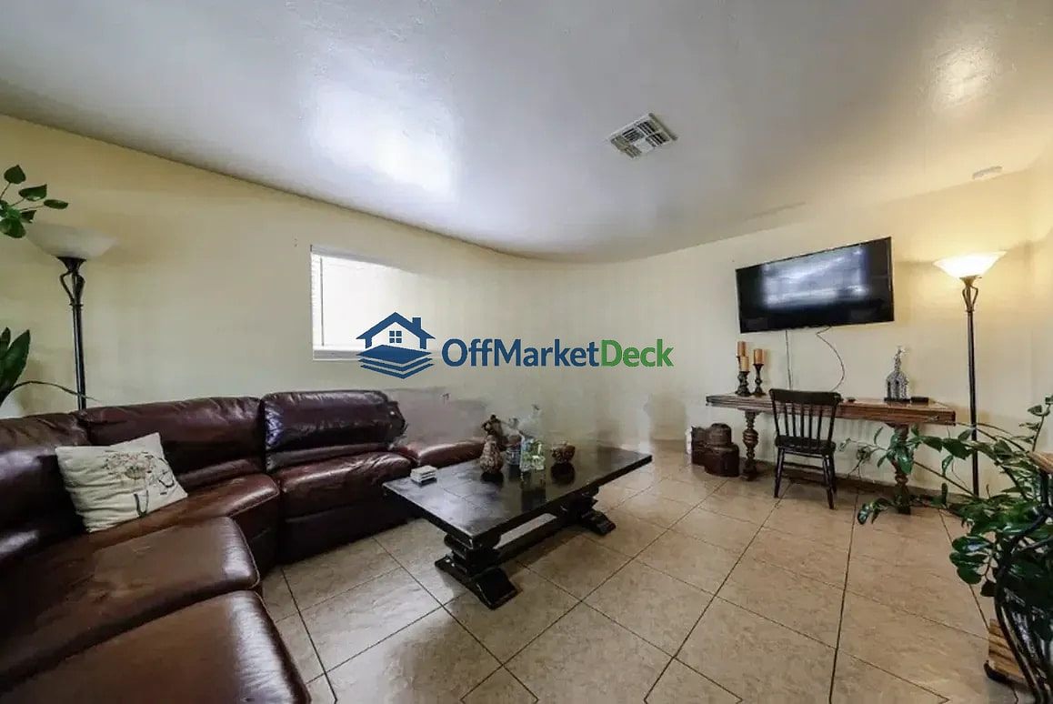 Off-market house in Phoenix, Arizona — 4 beds, 2 baths, $369,990 — photo 5 of 8