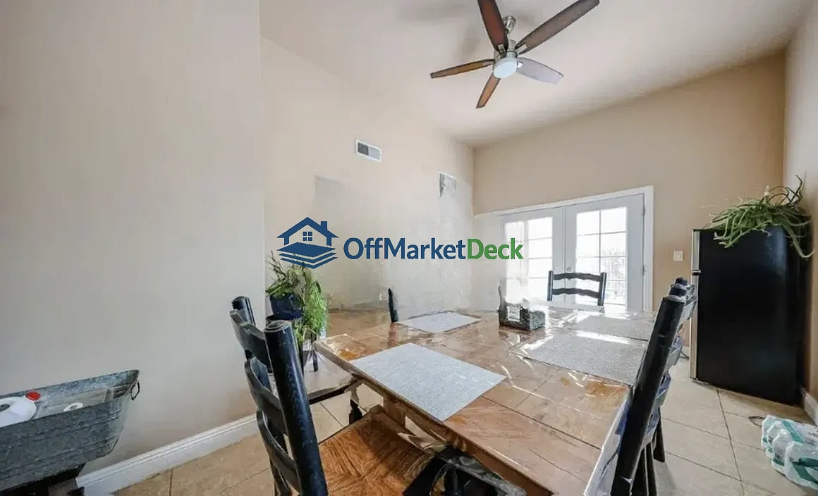 Off-market house in Phoenix, Arizona — 4 beds, 2 baths, $369,990 — photo 8 of 8