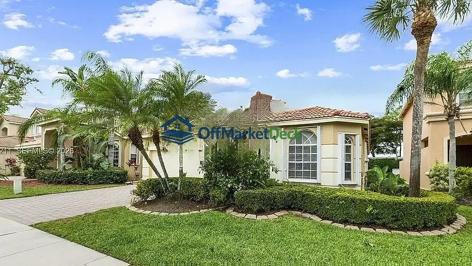 Off-market house in Palm Beach County, Florida — 3 beds, 2 baths, $455,900 — photo 3 of 3