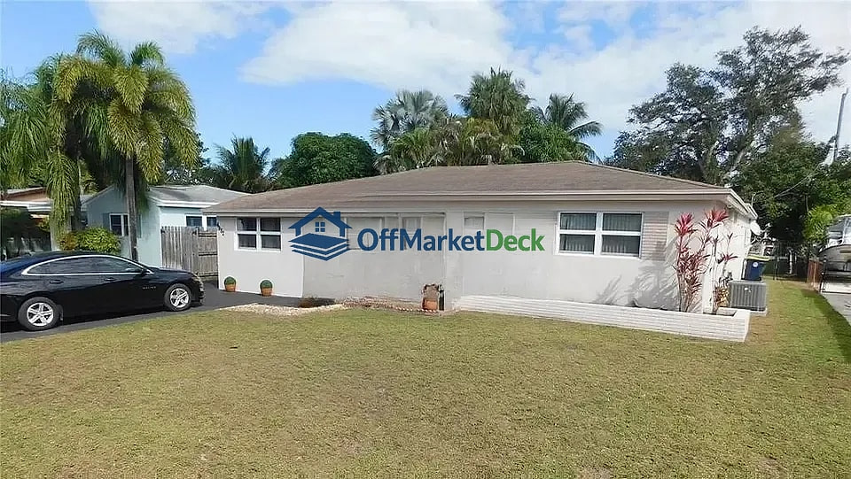 Off-market house in Dania Beach, Florida — 4 beds, 2 baths, $500,900 — photo 2 of 3