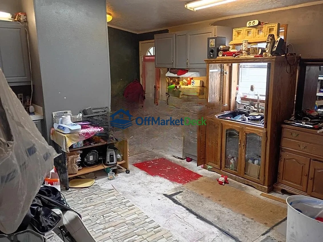 Off-market house in Coos Bay, Oregon — 3 beds, 2 baths, $99,000 — photo 4 of 8