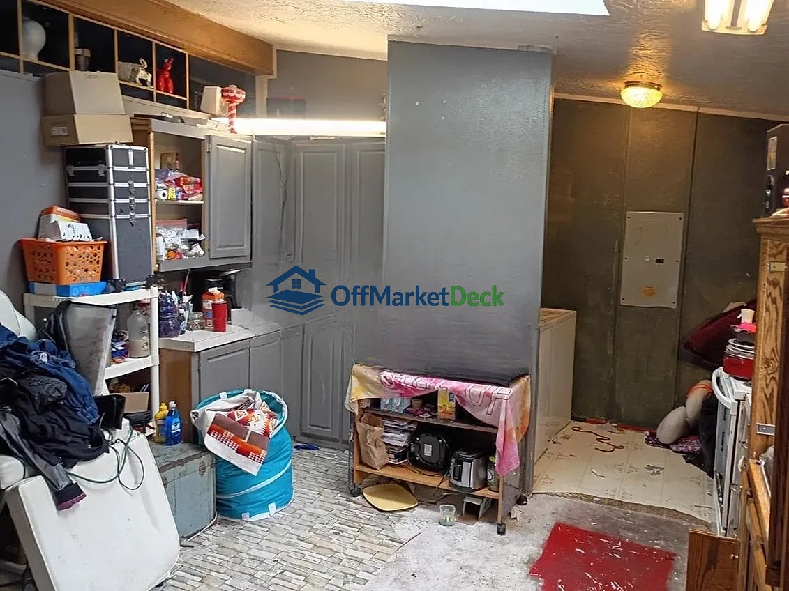 Off-market house in Coos Bay, Oregon — 3 beds, 2 baths, $99,000 — photo 5 of 8