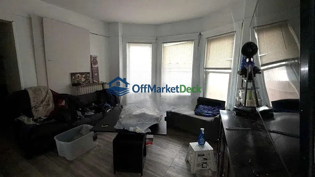 Off-market duplex in Mount Clemens, Michigan — 2 beds, 1 bath, $159,900 — photo 5 of 8