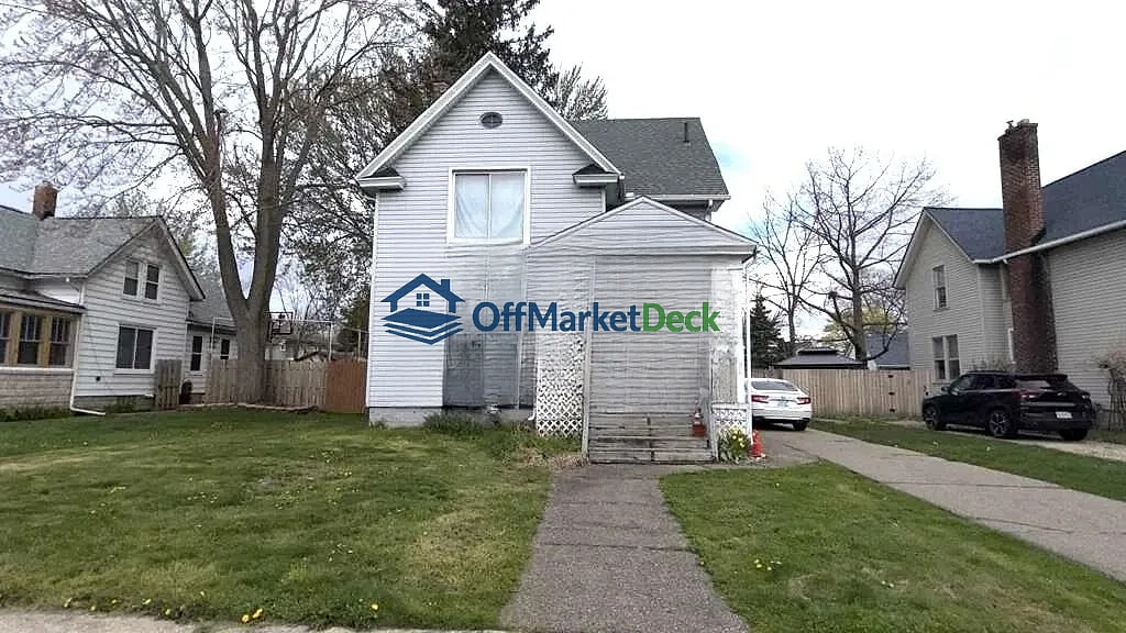 Off-market duplex in Mount Clemens, Michigan — 2 beds, 1 bath, $159,900 - Blurred background Image
