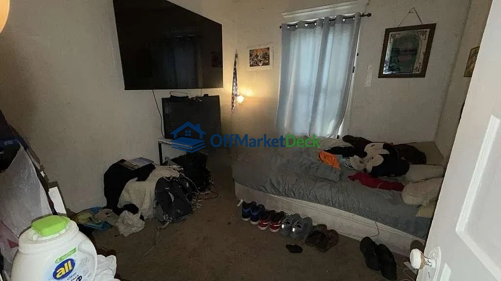 Off-market duplex in Mount Clemens, Michigan — 2 beds, 1 bath, $159,900 — photo 7 of 8