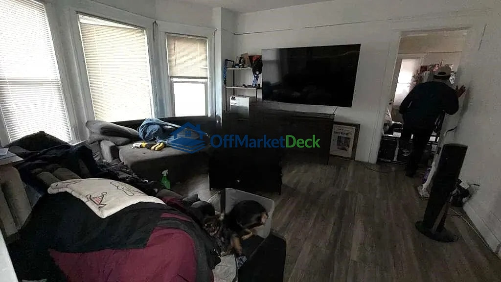 Off-market duplex in Mount Clemens, Michigan — 2 beds, 1 bath, $159,900 — photo 4 of 8