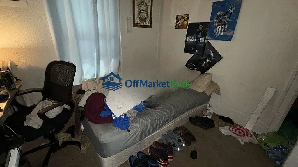 Off-market duplex in Mount Clemens, Michigan — 2 beds, 1 bath, $159,900 — photo 8 of 8