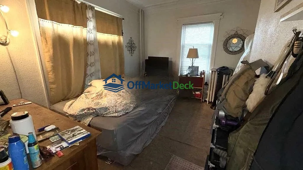 Off-market duplex in Mount Clemens, Michigan — 2 beds, 1 bath, $159,900 — photo 2 of 8