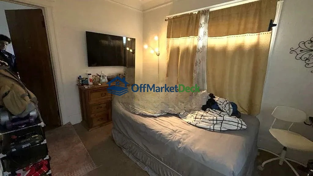 Off-market duplex in Mount Clemens, Michigan — 2 beds, 1 bath, $159,900 — photo 3 of 8