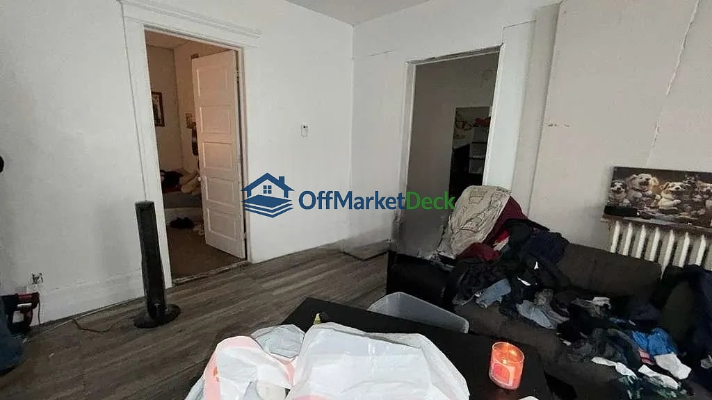 Off-market duplex in Mount Clemens, Michigan — 2 beds, 1 bath, $159,900 — photo 6 of 8