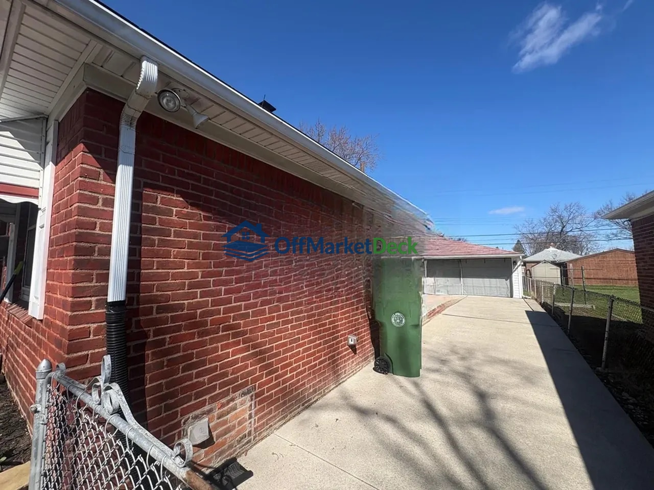Off-market house in Southgate, Michigan — 2 beds, 1 bath, $129,900 — photo 5 of 8