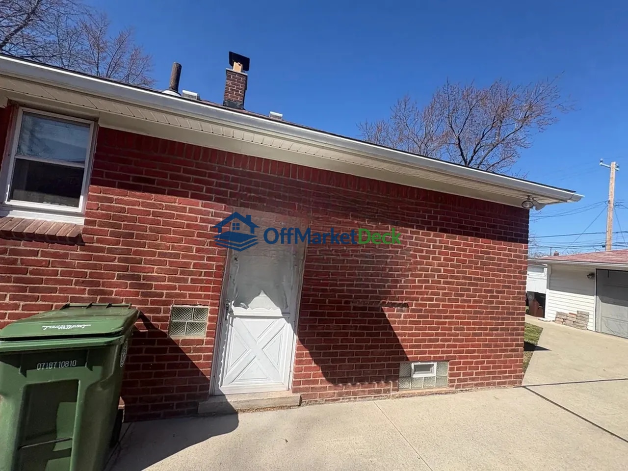 Off-market house in Southgate, Michigan — 2 beds, 1 bath, $129,900 — photo 3 of 8