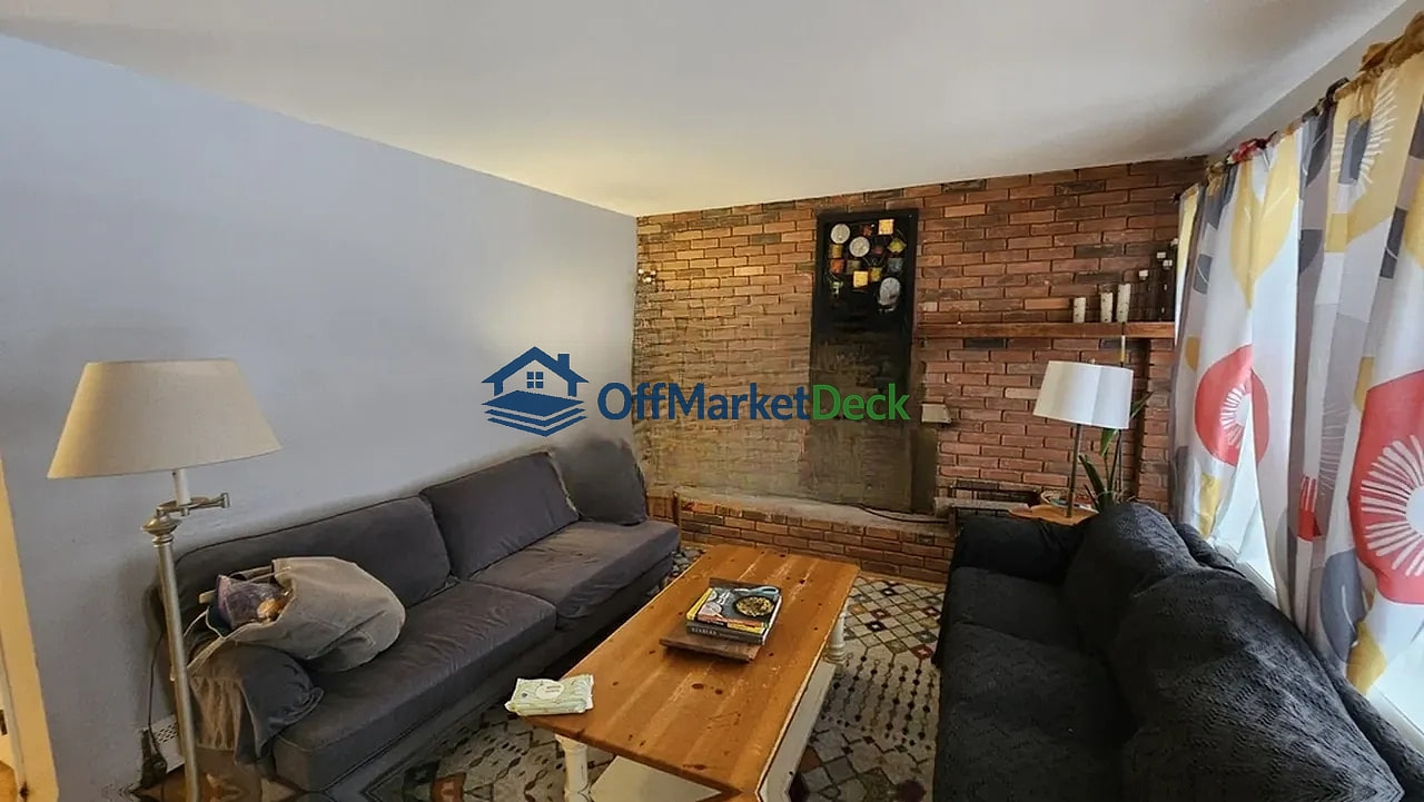 Off-market house in Oxford, Michigan — 3 beds, 1.5 baths, $229,900 — photo 4 of 8