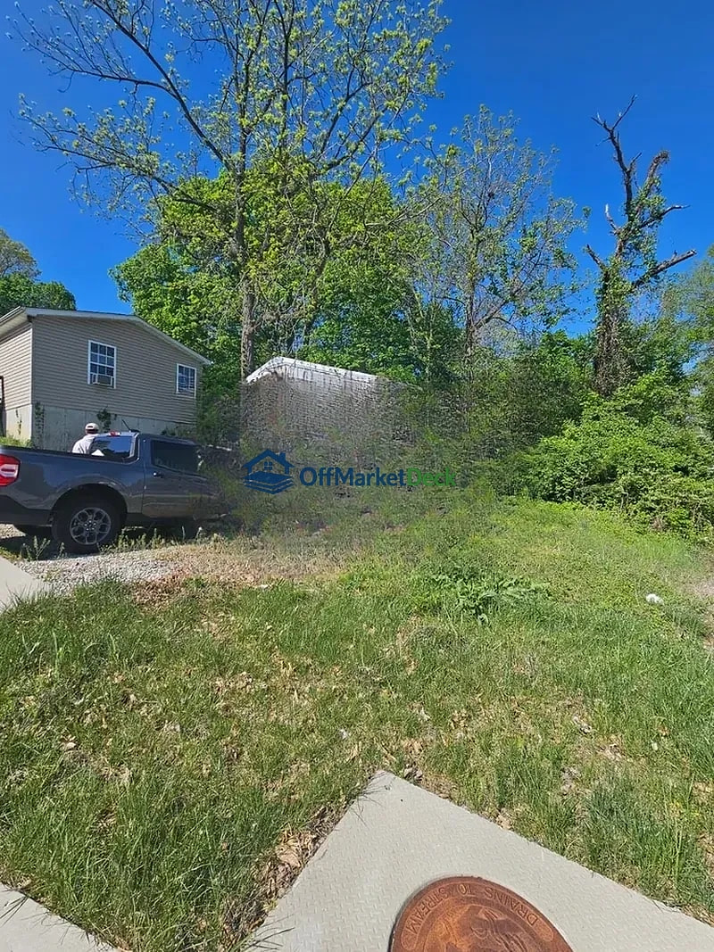 Off-market house in De Soto, Missouri — 2 beds, 1 bath, $89,900 — photo 6 of 8