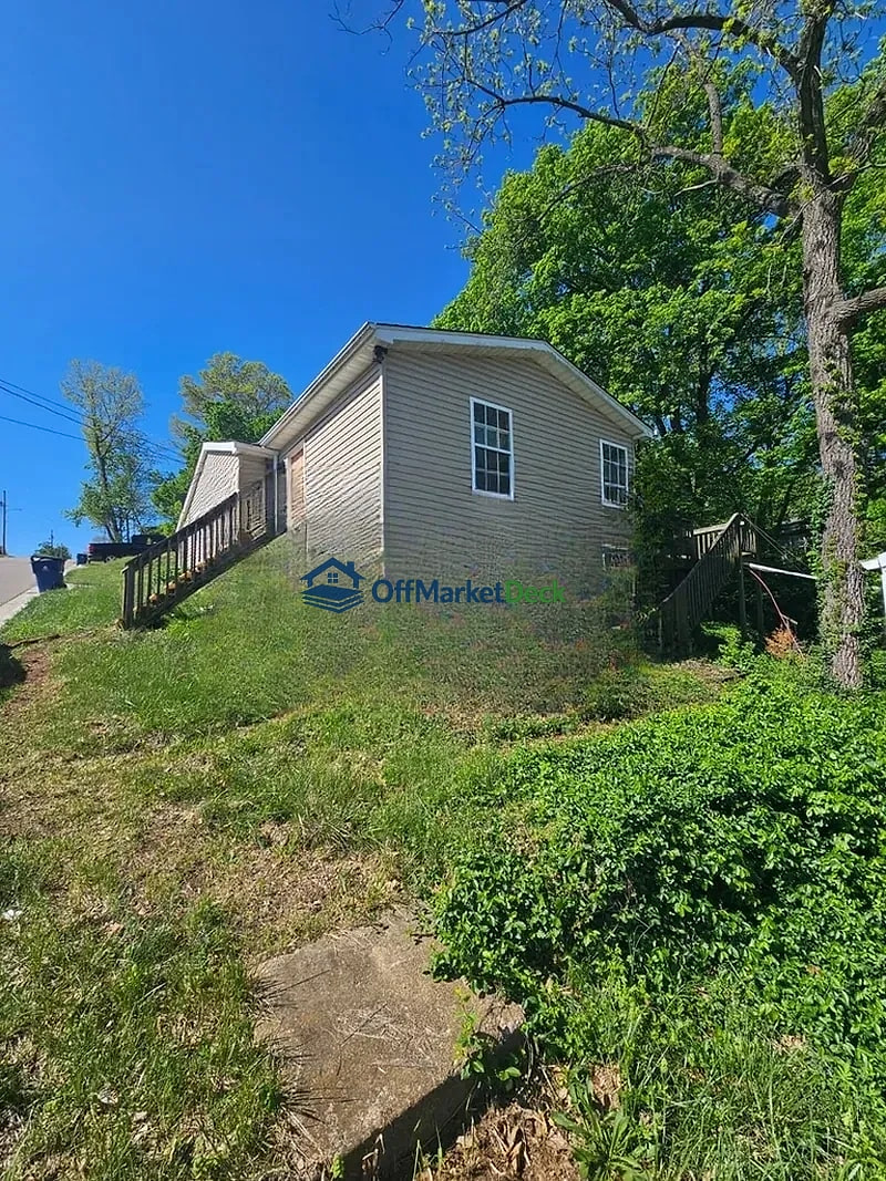 Off-market house in De Soto, Missouri — 2 beds, 1 bath, $89,900 — photo 8 of 8