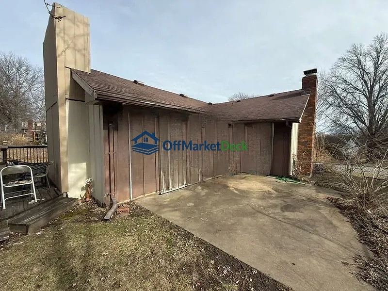 Off-market house in Grandview, Missouri — 3 beds, 2.5 baths, $179,900 — photo 3 of 8