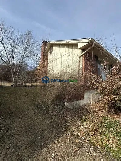 Off-market house in Grandview, Missouri — 3 beds, 2.5 baths, $179,900 — photo 5 of 8