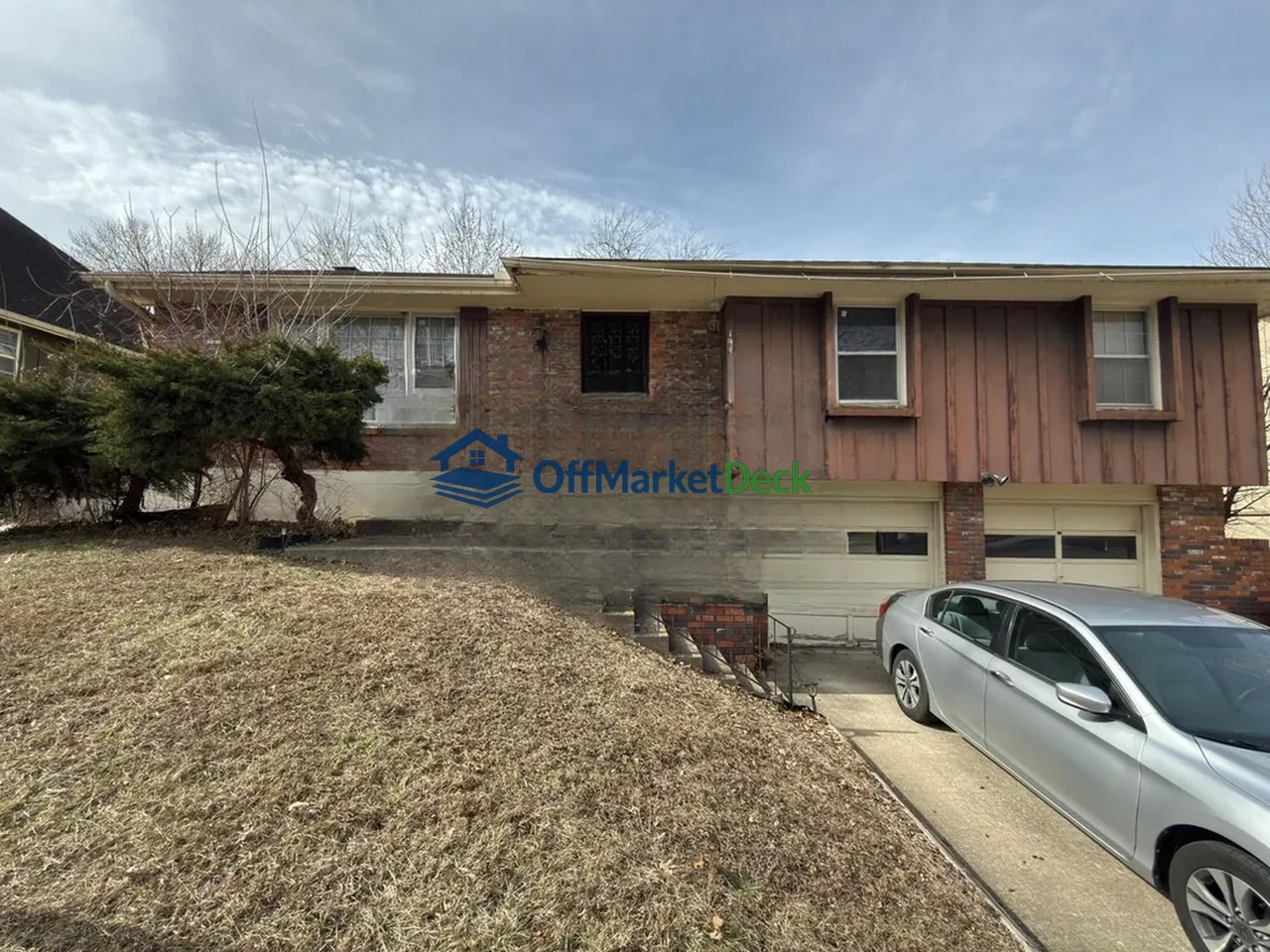 Off-market house in Grandview, Missouri — 3 beds, 2.5 baths, $179,900 — photo 2 of 8