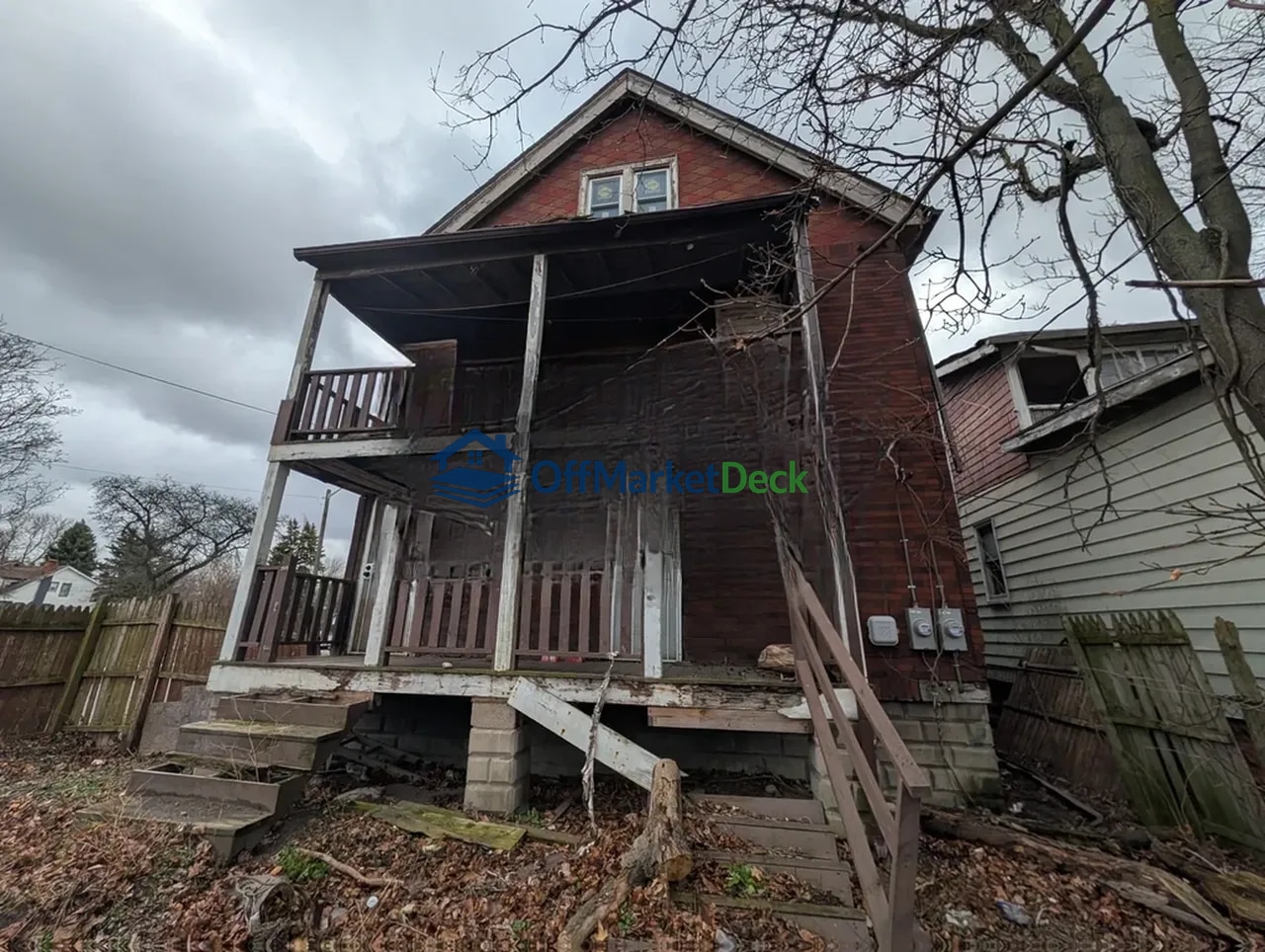 Off-market multi family in Highland Park, Michigan — 4 beds, 2 baths, $54,900 — photo 2 of 8