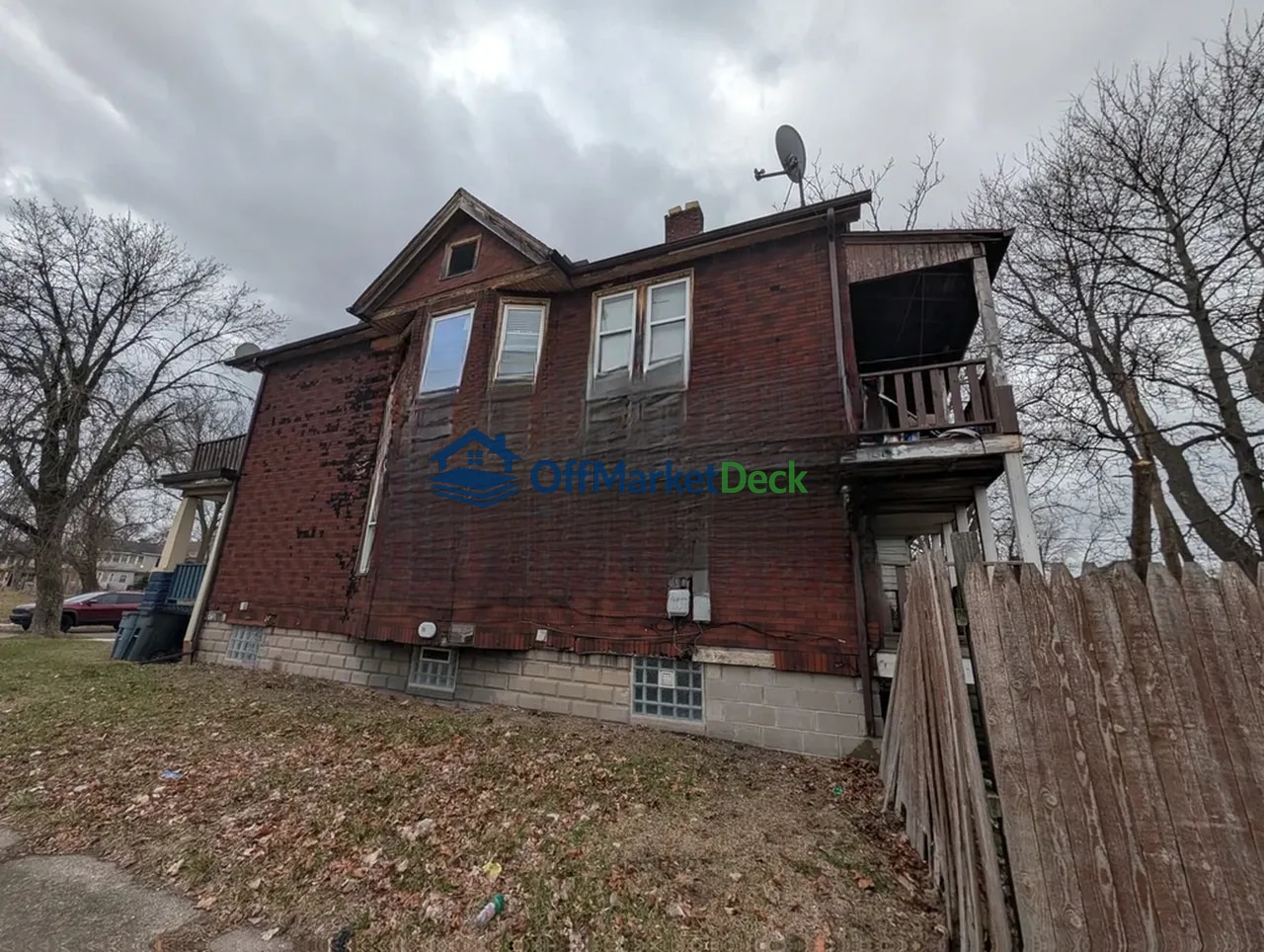 Off-market multi family in Highland Park, Michigan — 4 beds, 2 baths, $54,900 — photo 3 of 8